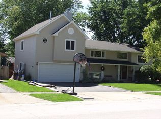 599 Yarmouth Rd, Elk Grove Village, IL 60007