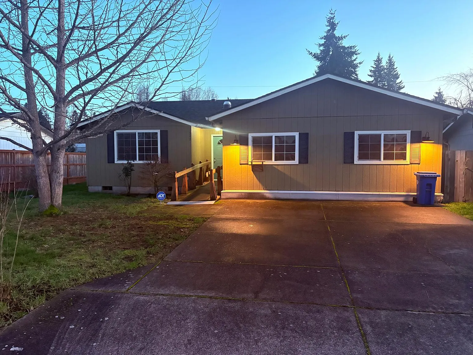 548 Warrington Ave photo 1