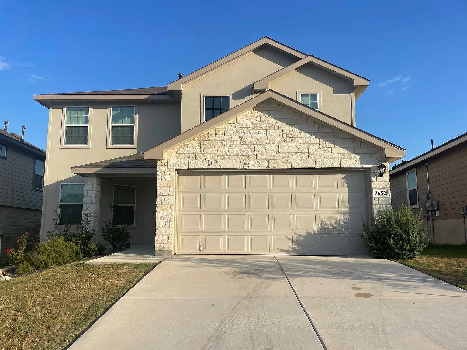 4 bed, 2.5 bath, 2323 sqft, $2,500 — Photo 2