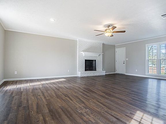 4th image of 2412 Greenbriar Dr