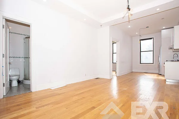 Rented by EXR | media 33