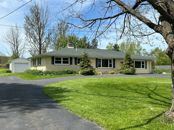 9982 Peach St, Waterford, PA 16441