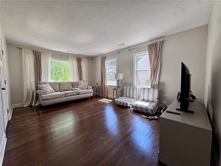 2450 Lynn Iris Dr — Photo 4