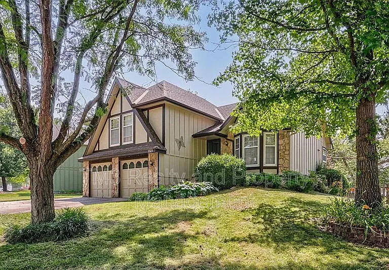 3521 Remington Ln — Photo 2