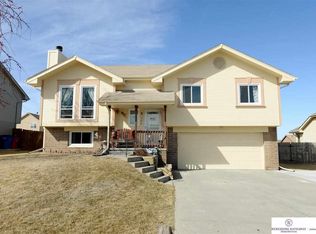 704 Diamond Ln, Papillion, NE 68133