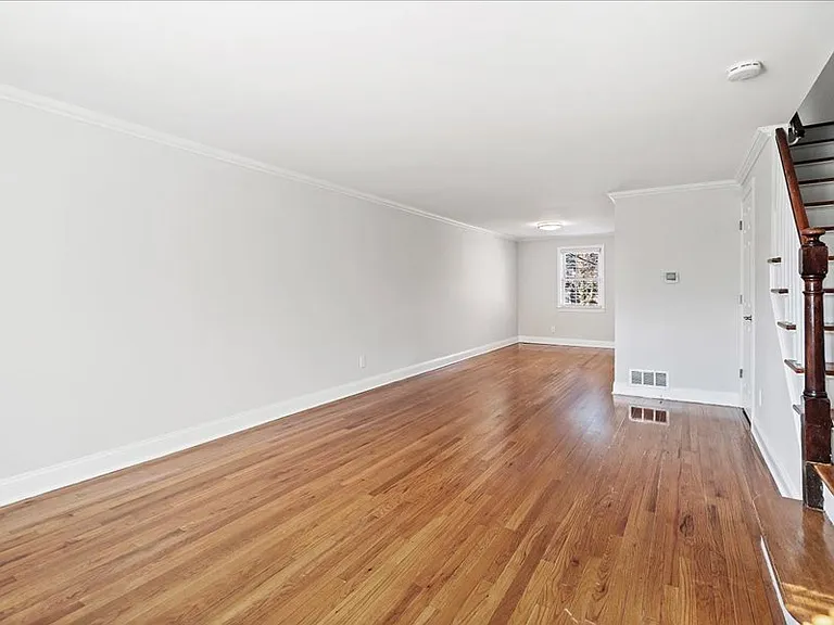 Spring Hill Apartments — Photo 32