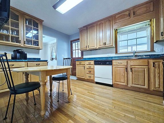 2nd image of 208 Shade Tree Cres