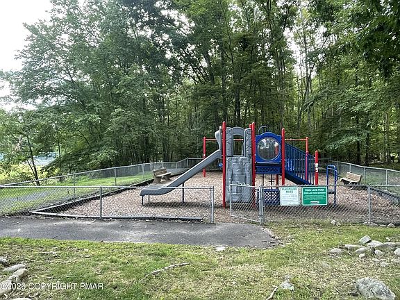 5th image of 28 Marilyn Dr