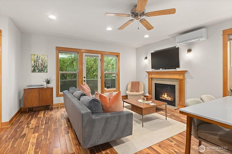 4th image of 4115 42nd Avenue SW #A