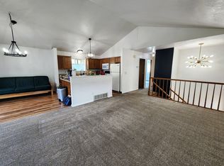 8061 Queen Victoria Dr, Anchorage, AK 99518