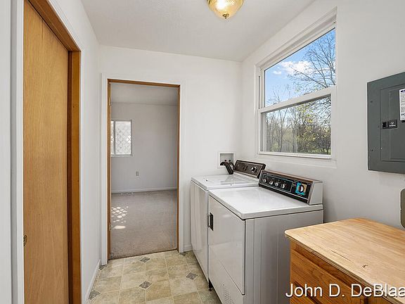 3rd image of 224 Cass St