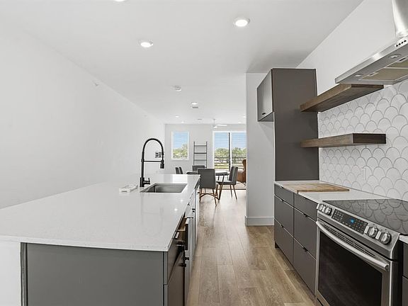 4th image of 2709 E 5th St #1306