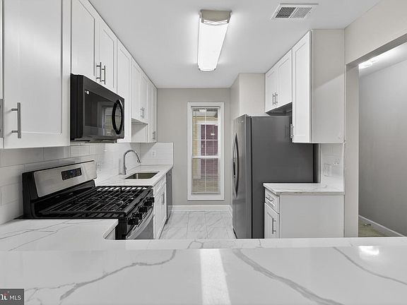 3rd image of 10114 Oakton Terrace Rd