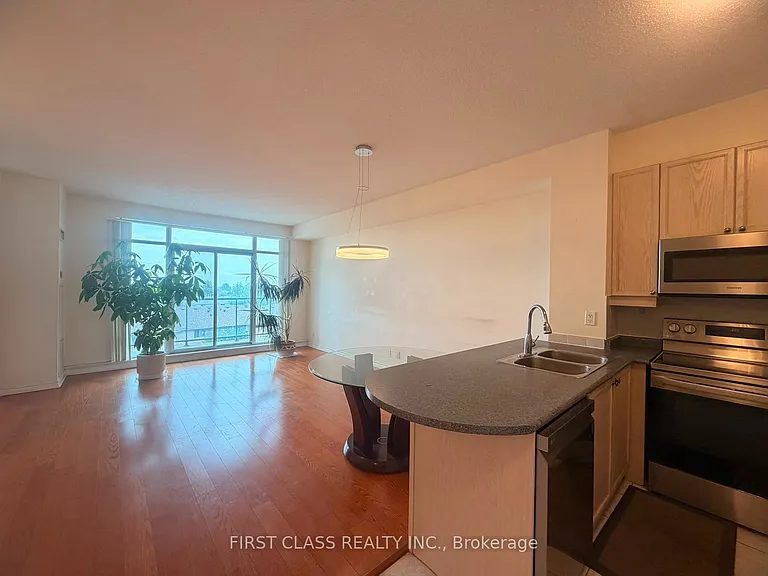 11121 Yonge St #422 — Photo 2
