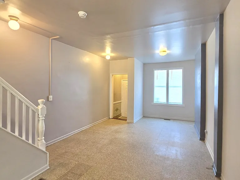 1310 N Montford Ave — Photo 3