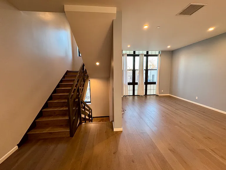 1825 1/2 Alsace Ave — Photo 8