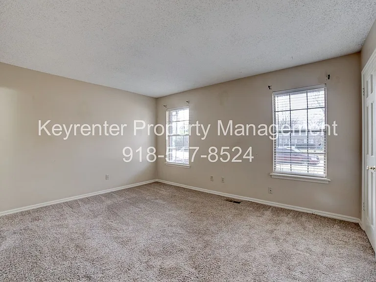 6105 S Troost Ave — Photo 12