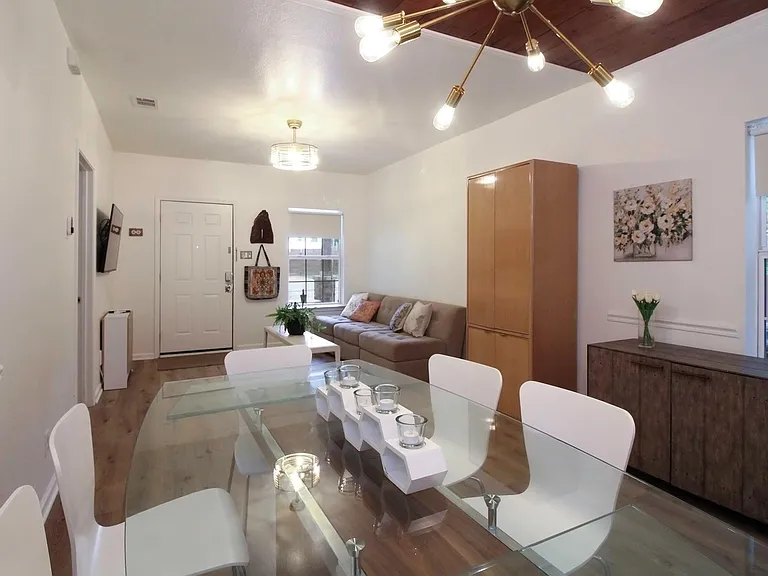 5411 Hudson St — Photo 5