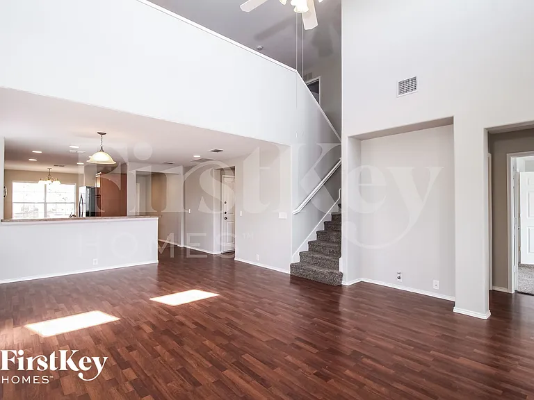 4500 Chris Dr — Photo 5