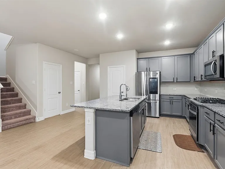 119 Buttonwood Ct — Photo 12
