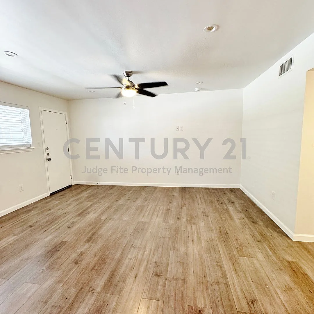Stylish 1/1 Apartment in Prime Dallas Location Ready for Move-In! — Photo 4