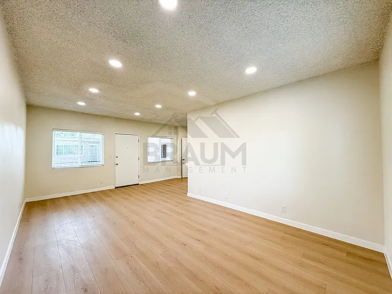 Villa East at Oxnard St. — Photo 4