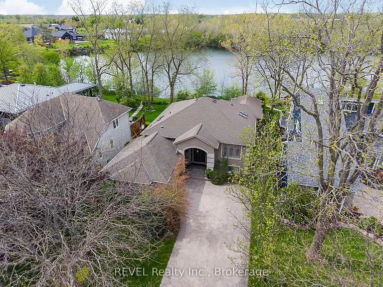 661 Clarence St — Photo 46