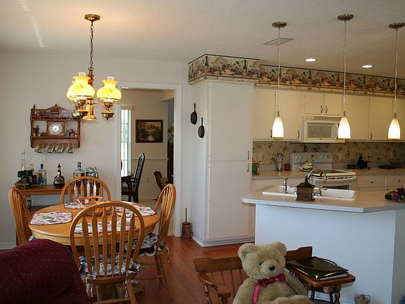 Bright and Cheerful Breakfast Area