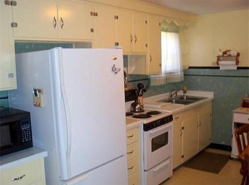 4th image of 32 Zeller Ave