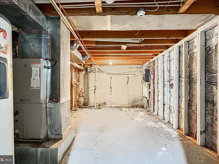 1127 Sargeant St — Photo 31