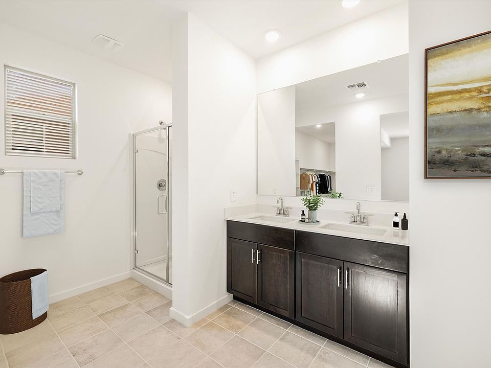 PHX_Hurley-Ranch_Everett_Bath_B_8828-W-Albeniz-Pl
