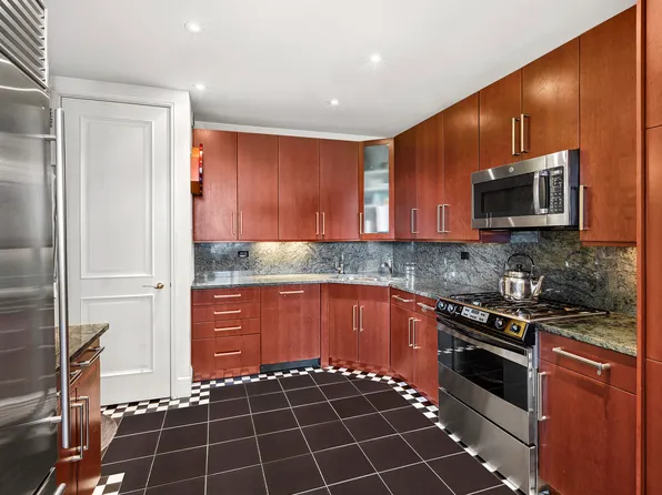 351 East 51st Street 10A image 3 of 8