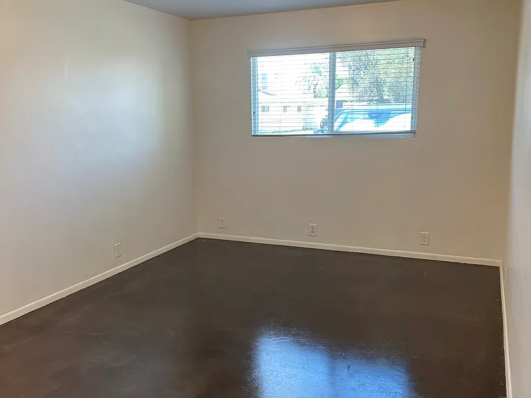 1815 E Minnezona Ave — Photo 12