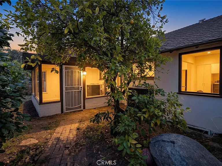 2151 N Altadena Dr — Photo 32