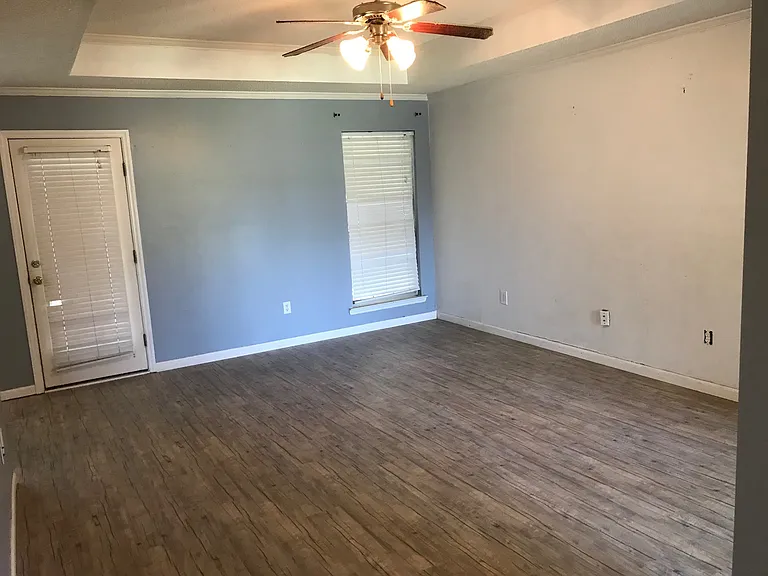 427 Lancaster Loop — Photo 3