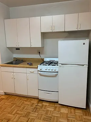 Rented by M.Grossman R.E. Management | media 4