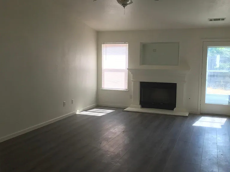 1068 Junction Dr — Photo 7