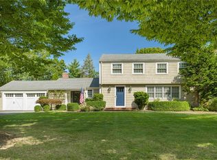 2 Governor Bradford Dr, Barrington, RI 02806