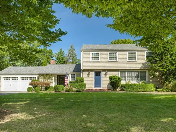 2 Governor Bradford Dr, Barrington, RI 02806