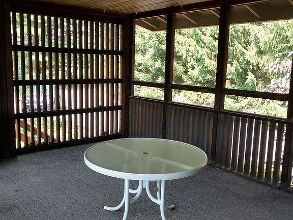 screened in porch, with fan