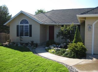 1916 W Harbeck Rd, Grants Pass, OR 97527