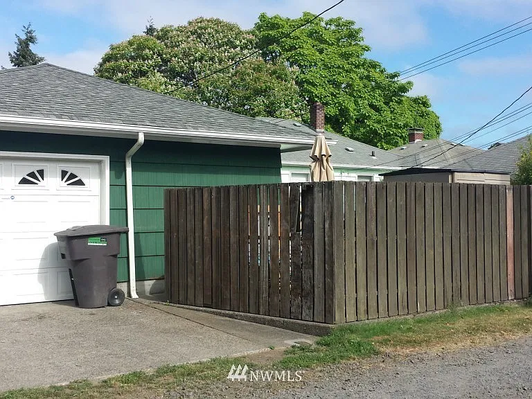 874 Broadway St — Photo 7
