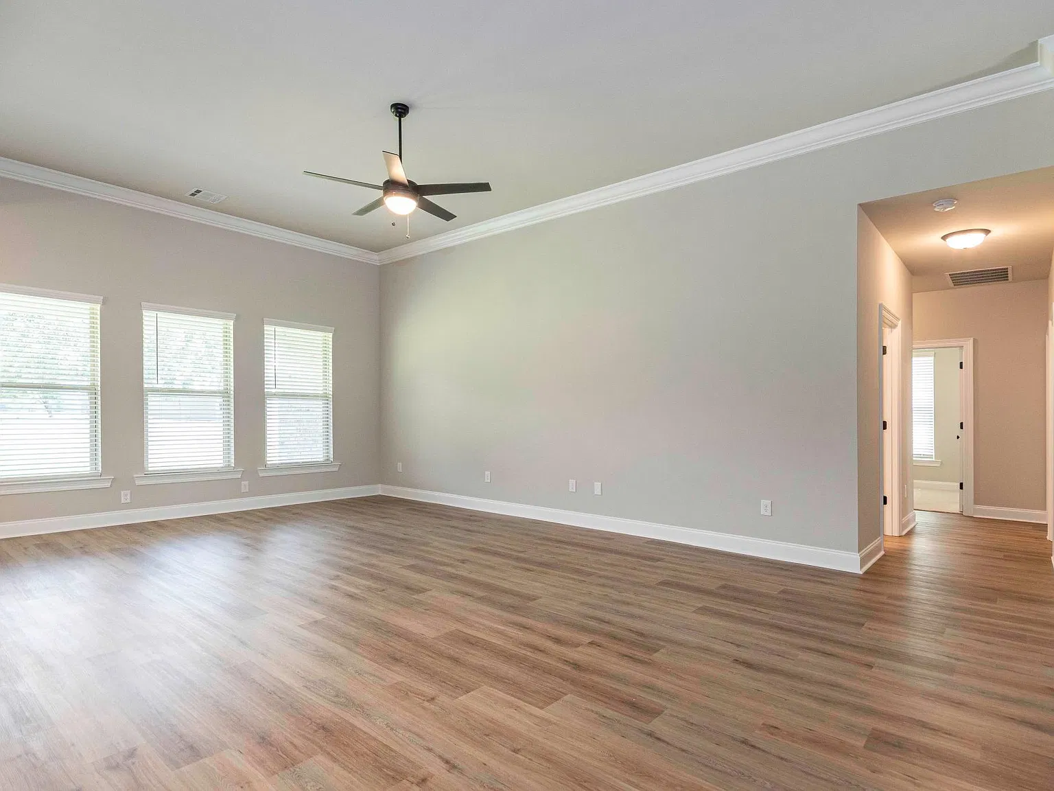 4 bed, 2010 sqft, $2,100 — Photo 4