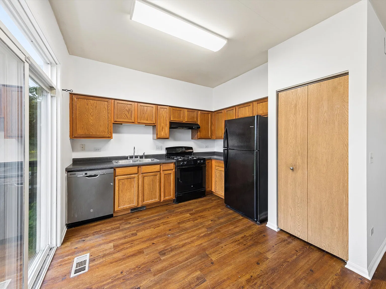 3 bed, 2.5 bath, 1382 sqft, $1,300 — Photo 4