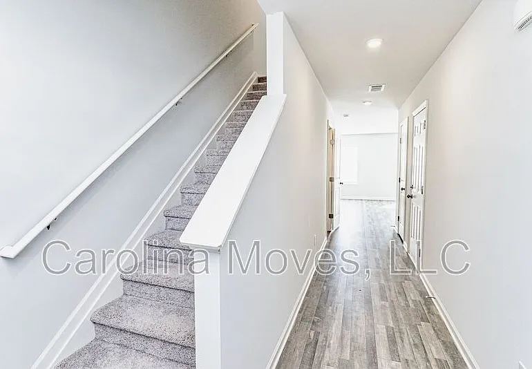 4 bed, 2.5 bath, 2080 sqft, $1,725 — Photo 3