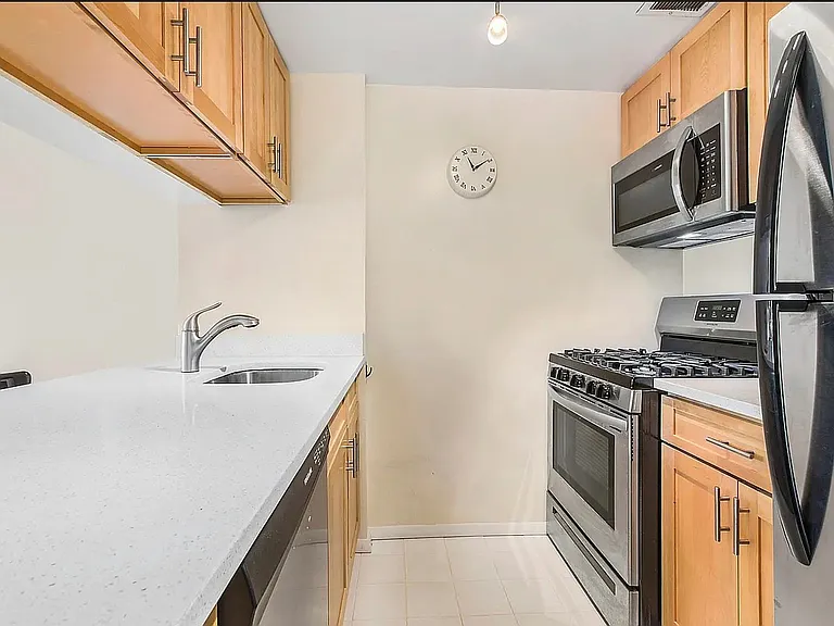 393 W 49th St #5Y — Photo 3