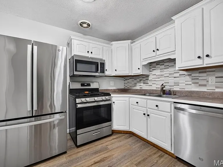 921 Gustane Dr — Photo 13