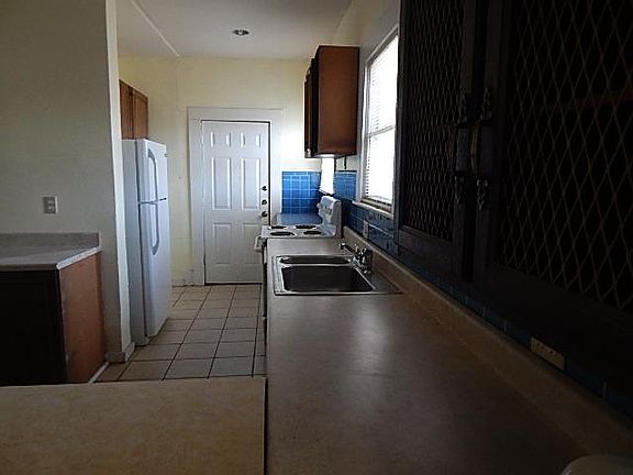 2nd image of 704 W 2nd Ave