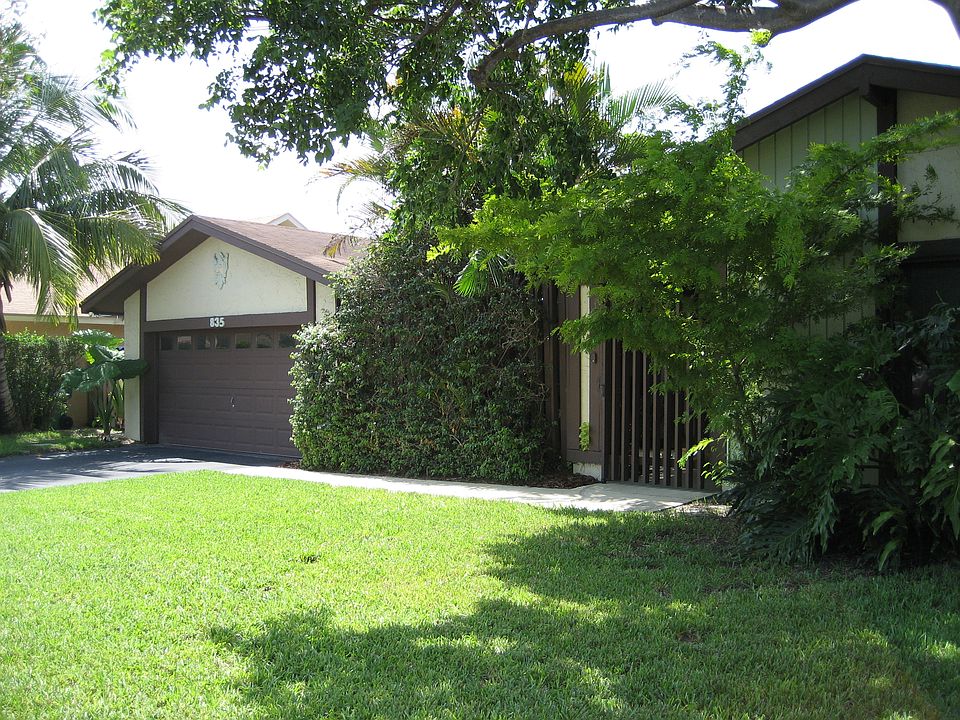 1st image of 835 NE 206th St