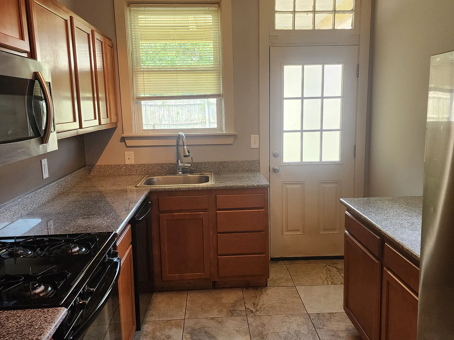 2 bed, 1.5 bath, 1400 sqft, $2,000 — Photo 3